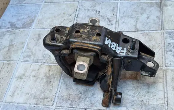Engine mount bracket