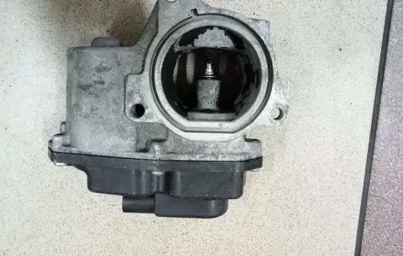 Volkswagen Tiguan EGR valve 03L131501E
