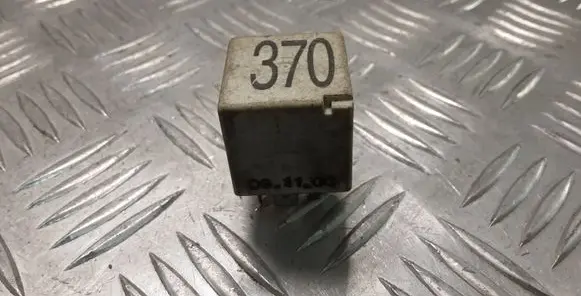 Volkswagen PASSAT B5.5 Other relay 8D0951253
