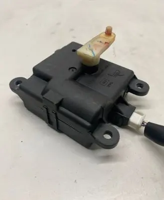 Nissan Qashqai Air flap motor/actuator 27730ET00A 121011E