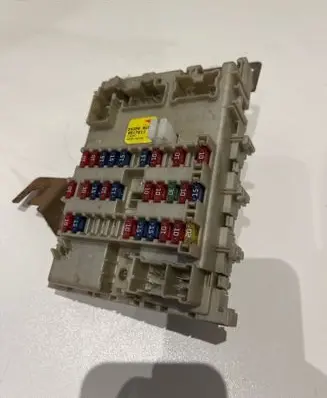 Nissan Almera Tino Fuse box set 243504U100 0517011