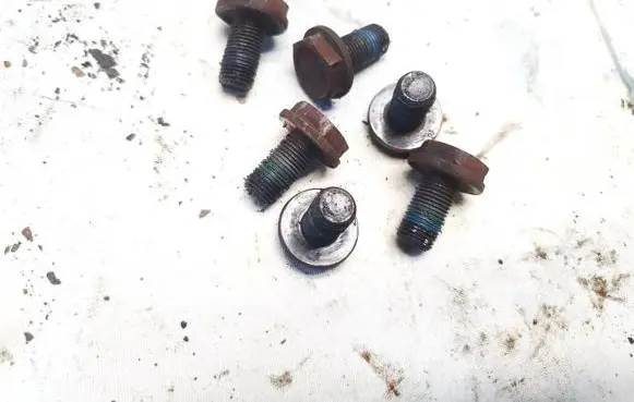 Volkswagen PASSAT B4 Nuts/bolts 