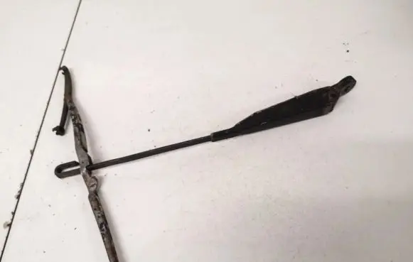 Rear wiper blade arm
