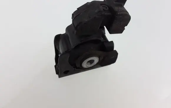 Lexus CT 200H Engine mount bracket