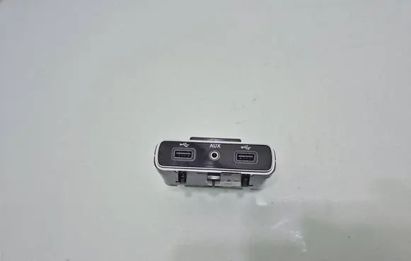 Alfa Romeo Giulia AUX in-socket connector 01561382990 8QW48DX8AA 350265940F