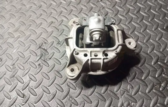 BMW 5 F10 F11 Engine mount bracket 6786528