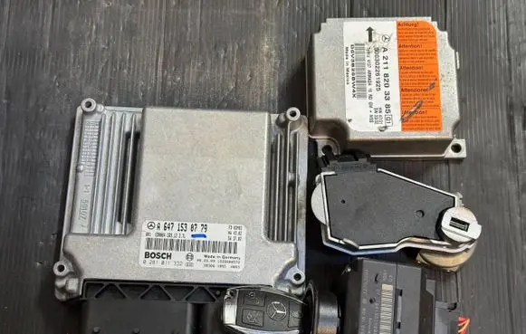 Mercedes-Benz E W211 Engine ECU kit and lock set A6471530779 0281011332