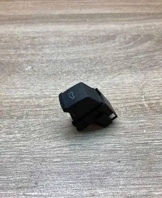 Volkswagen PASSAT B5.5 Tailgate opening switch 1J0959831A