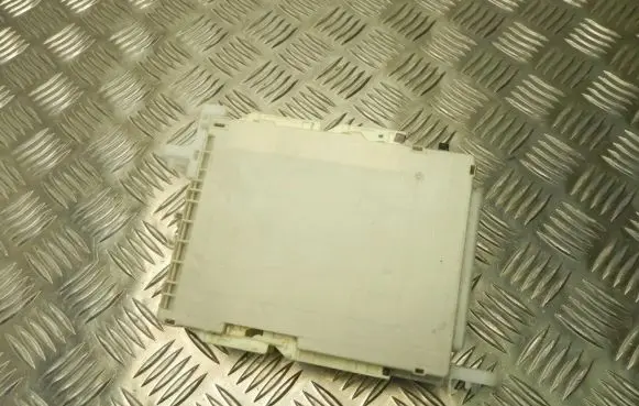 Toyota Yaris Central body control module 8273052K40 K703