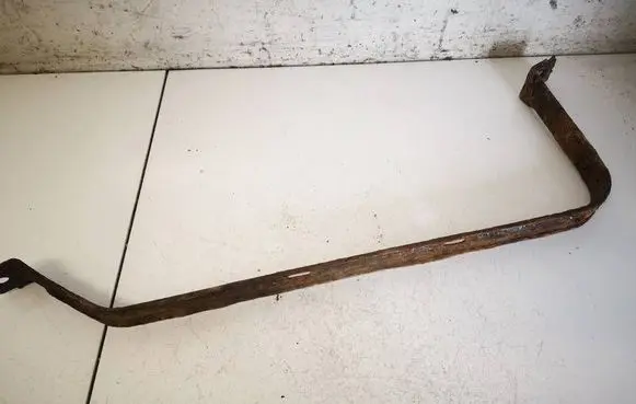 Volkswagen PASSAT B6 Fuel tank mounting bracket