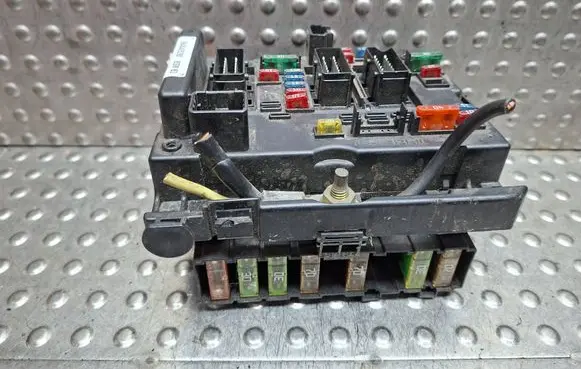 Peugeot 207 Fuse module S17945999 9646405280