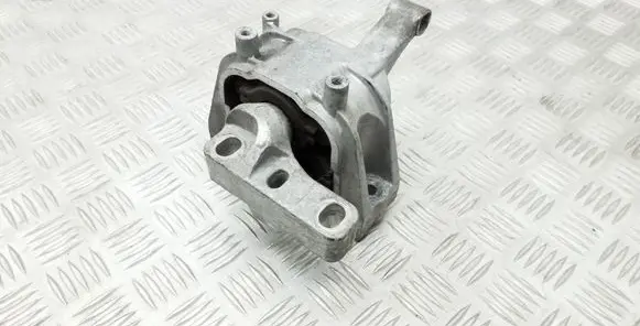 Volkswagen Tiguan Engine mount bracket 5N0199262F