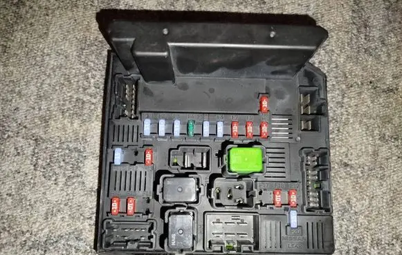 Nissan Qashqai+2 Fuse module 284B7BB02A 522792F03 4647893127