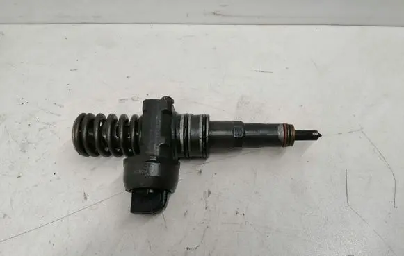 Volkswagen PASSAT CC Fuel injector 0414720312