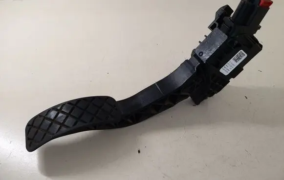 Accelerator throttle pedal