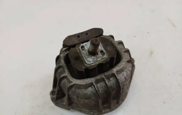BMW 3 E90 E91 Engine mount bracket 13981112