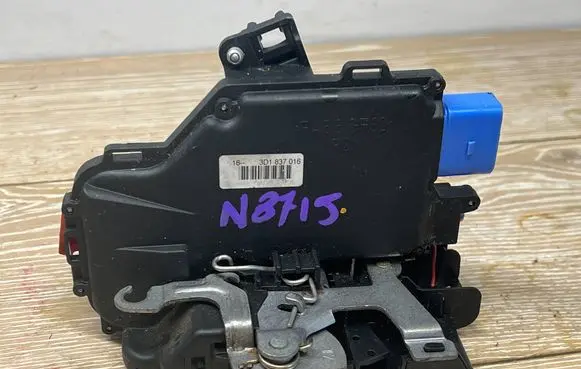 Skoda Octavia Mk2 (1Z) Front door lock 3D1837016