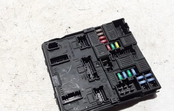 Renault Espace V (RFC) Fuse module 284B64601R