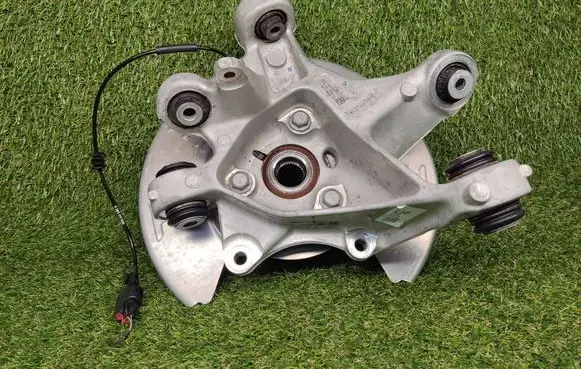 Rear wheel hub spindle/knuckle