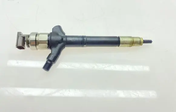 Toyota Corolla Verso AR10 Fuel injector 236700R170 11L03473