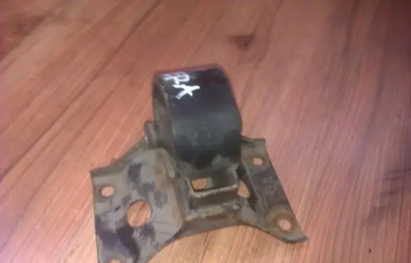 Nissan Almera N16 Engine mount bracket