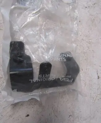 Opel Mokka B Fender mounting bracket 9834898280