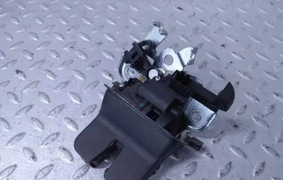 Loading door lock