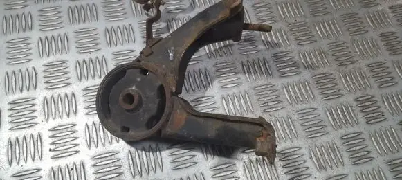 Toyota Avensis T220 Engine mount bracket 560257
