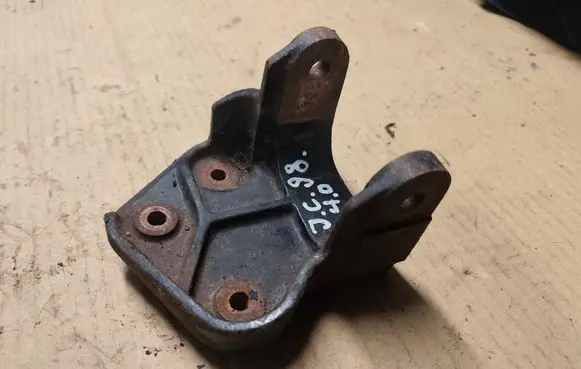 Jeep Cherokee XJ Engine mounting bracket