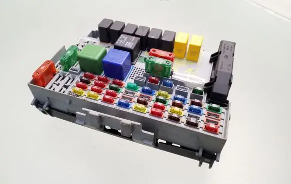 Opel Zafira A Fuse module 24412497 24431677 90191753
