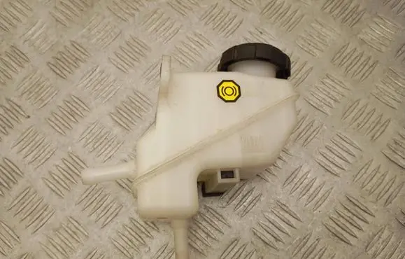 Brake fluid reservoir