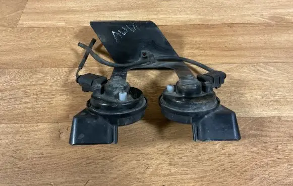 Audi A6 S6 C6 4F Horn signal 4F0951221