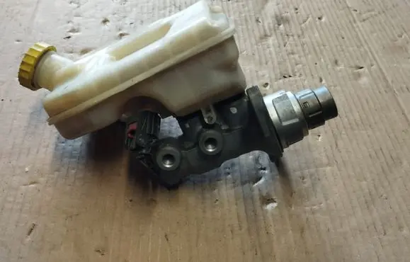 Chrysler Town & Country V Master brake cylinder