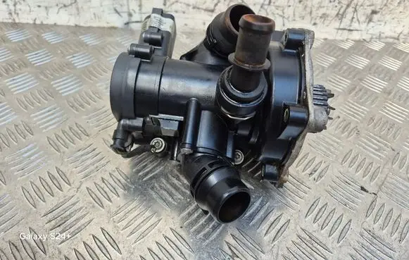 Volkswagen Golf VII Water pump F56777617 F56777612