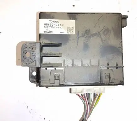 Toyota Avensis T270 Other control units/modules 8865005251 88650-05251