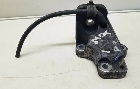 Engine mounting bracket