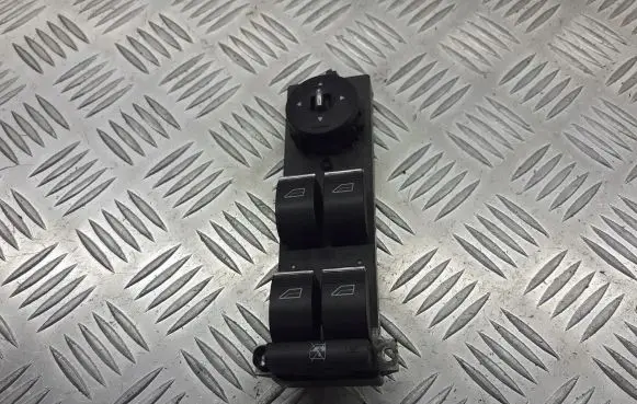 Ford Focus Front door window switch trim 8M5T-14A132-AC