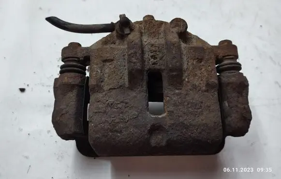 KIA Carens II Front brake caliper