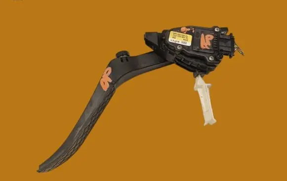 Volkswagen Touareg I Accelerator throttle pedal 7L0723507D
