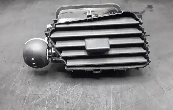 Renault Clio III Rear air vent grill 682600031R