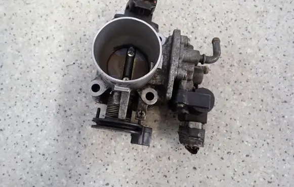 Suzuki Liana Throttle body valve