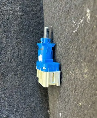 Land Rover Discovery 3 - LR3 Brake pedal sensor switch 96854aa
