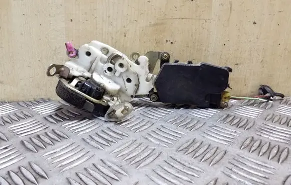 Subaru Forester SF Front door lock