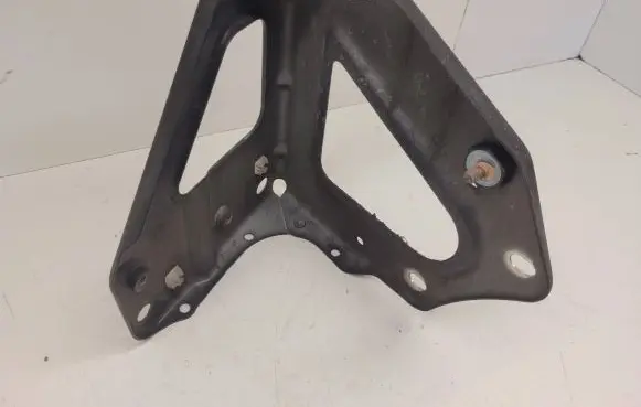 Audi A6 S6 C6 4F Fender mounting bracket 4F0821135