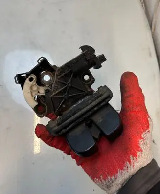 Audi A4 S4 B7 8E 8H Tailgate/trunk/boot lock/catch/latch 32132132