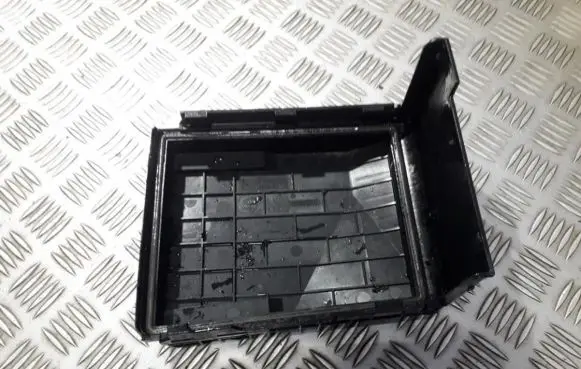 Volkswagen Golf Plus Fuse box cover 1K0937132F 017180061