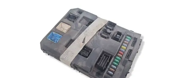 Peugeot 207 Fuse module 9664983080