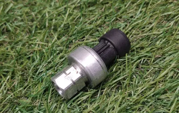 Chevrolet Epica Air conditioning (A/C) pressure sensor 2CP452