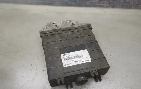 Volkswagen Golf III Engine control unit/module 0261200596 037906024B