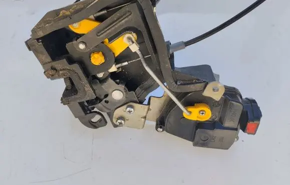 Hyundai Accent Front door lock 813101E020